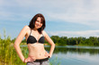 Junge Frau am Badesee im Sommer