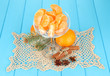 Foto: Tasty mandarine's slices in glass bowl on blue background Tasty mandarine's slices in glass bowl on blue background