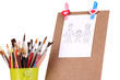 Foto: Small easel with sheet of paper with art supplies isolated Small easel with sheet of paper with art supplies isolated