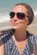 Foto: Beautiful redhead young woman at the beach, smiling Beautiful redhead young woman at the beach, smiling