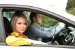 Foto: Portrait of young beautiful couple sitting in the car Portrait of young beautiful couple sitting in the car