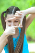 Foto: Smiling teenage girl pictures of virtual camera Smiling teenage girl pictures of virtual camera