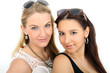 Foto: Zwei junge Frauen mit Sonnenbrille Zwei junge Frauen mit Sonnenbrille