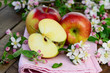 Foto: Äpfel mit Apfelblüten Äpfel mit Apfelblüten