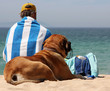 Mann und Hund am Strand mit Meerblick