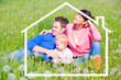 Foto: familie im feld mit haus familie im feld mit haus