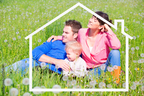 Photo: familie im feld mit haus familie im feld mit haus