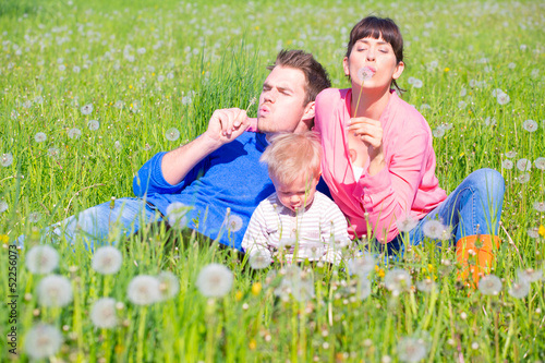 Photo: junge familie im feld junge familie im feld