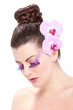 Foto: Beautiful Spring makeup with orchid flowers Beautiful Spring makeup with orchid flowers