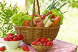 Foto: Full basket of fresh vegetables and strawberries Full basket of fresh vegetables and strawberries