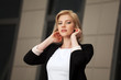 Foto: Young business woman walking on the city street Young business woman walking on the city street
