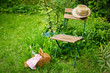 Foto: Sitzecke im Garten mit Picknickkorb Sitzecke im Garten mit Picknickkorb