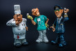 trois statuettes en plâtre