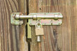 Foto: Wrought iron lock old wooden door Wrought iron lock old wooden door