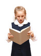 Девочка в круглых очках читает книгу