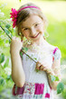 Foto: Mädchen im Sommerkleid in der Natur Mädchen im Sommerkleid in der Natur
