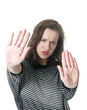 junge Frau zeigt stopp