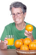 Dame âgée souriante avec un verre de jus d'orange