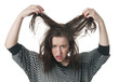 Frau mit zerzausten Haaren