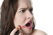 Foto: ungeschickte Frau mit Lippenstift ungeschickte Frau mit Lippenstift