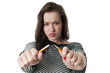 frau zerbricht bleistift