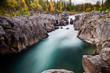 wilder Fluß im Herbst in Lappland