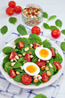 Salat mit Spinat, Ei und Tomaten