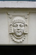 Foto: Visage de femme sculpté sur façade de pierre Visage de femme sculpté sur façade de pierre