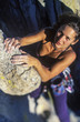 Foto: Climber dangles from the edge. Climber dangles from the edge.