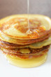 Foto: Hefepfannkuchen mit Ahornsirup Hefepfannkuchen mit Ahornsirup