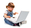 bambina seduta con pc