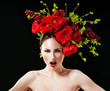 Foto: fashion model with hairstyle and flowers in her hair. fashion model with hairstyle and flowers in her hair.