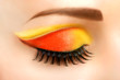 Foto: Woman eye with beautiful fashion brigh makeup Woman eye with beautiful fashion brigh makeup