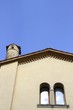 casa con comignolo e finestre