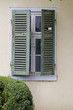 Halb geöffnete Fensterläden