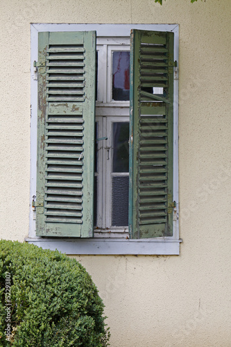 Photo: Halb geöffnete Fensterläden Halb geöffnete Fensterläden