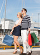 Foto: young couple in duty free shop young couple in duty free shop