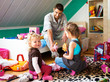 Junge Vater spielt mit seinen Kindern