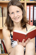 Foto: Junge Frau liest Buch Junge Frau liest Buch