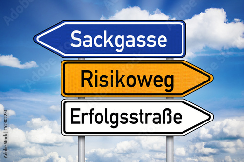 Photo: Wegweiser mit Sackgasse, Risikoweg und Erfolgsstraße Wegweiser mit Sackgasse, Risikoweg und Erfolgsstraße