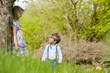 Foto: Kinder in einer Frühlingswiese Kinder in einer Frühlingswiese