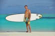 Foto: Man with surf board on beach Man with surf board on beach