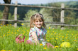 Foto: Mädchen in einer Frühlingswiese Mädchen in einer Frühlingswiese