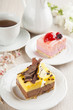 Foto: beautiful pastry, little colorful sweet cakes with tea beautiful pastry, little colorful sweet cakes with tea
