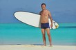 Foto: Man with surf board on beach Man with surf board on beach