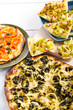 Foto: Flammkuchen mit gemischtem Salat Flammkuchen mit gemischtem Salat
