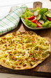 Flammkuchen mit gemischtem Salat