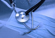 Foto: Stethoscope on a background of a surgical mask. Symbols in medic Stethoscope on a background of a surgical mask. Symbols in medic