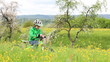 Video: Kind mit Bike in Sommerwiese Kind mit Bike in Sommerwiese