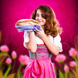 junge Frau im Dirndl bietet ein Brot an